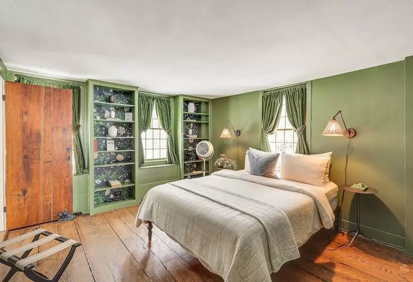 Litchfield County Historic Estate: 10 Acres + Pool