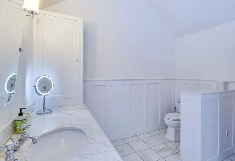 Litchfield County Historic Estate: 10 Acres + Pool