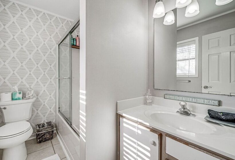 Northeast Wilmington Home ~ 5 Mi To Beach!