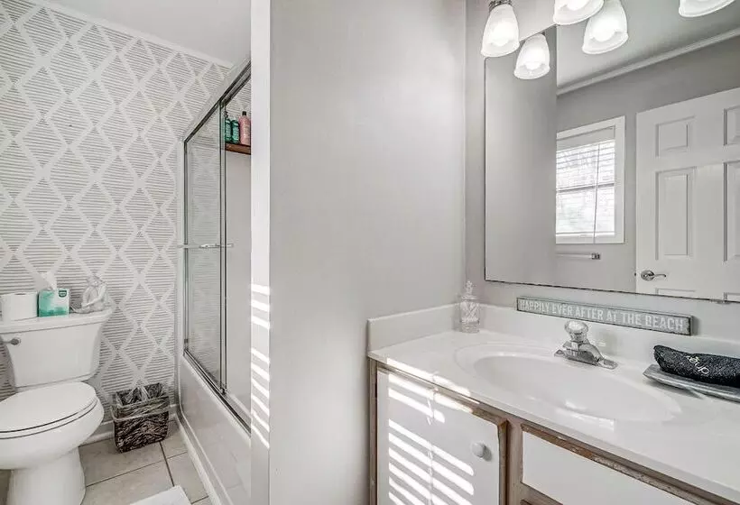 Northeast Wilmington Home ~ 5 Mi To Beach!