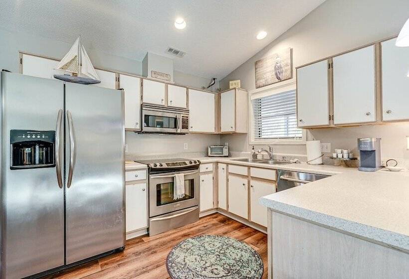 Northeast Wilmington Home ~ 5 Mi To Beach!