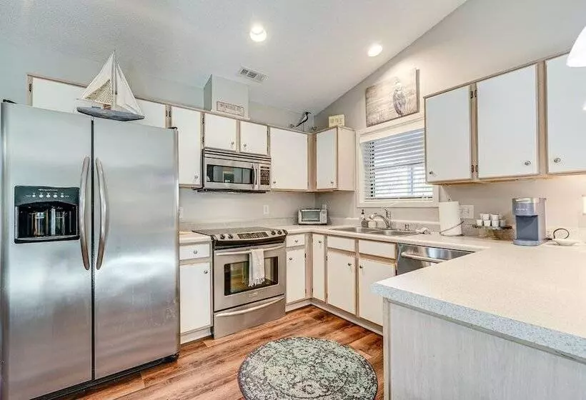 Northeast Wilmington Home ~ 5 Mi To Beach!