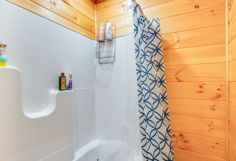 Houtzdale Home W/ Shuffleboard & Pickleball!