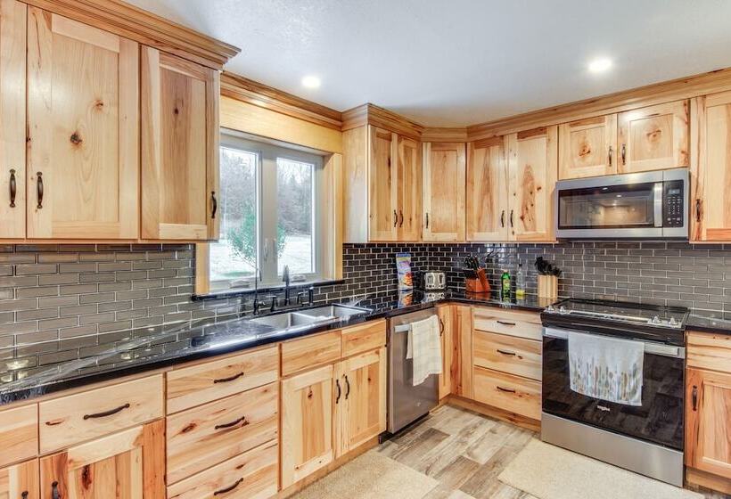 Houtzdale Home W/ Shuffleboard & Pickleball!