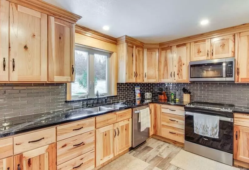 Houtzdale Home W/ Shuffleboard & Pickleball!