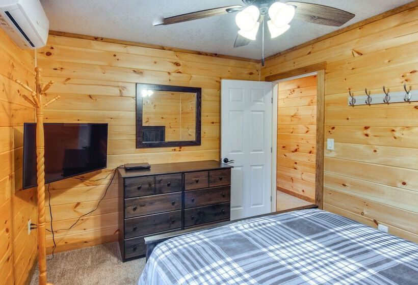 Houtzdale Home W/ Shuffleboard & Pickleball!