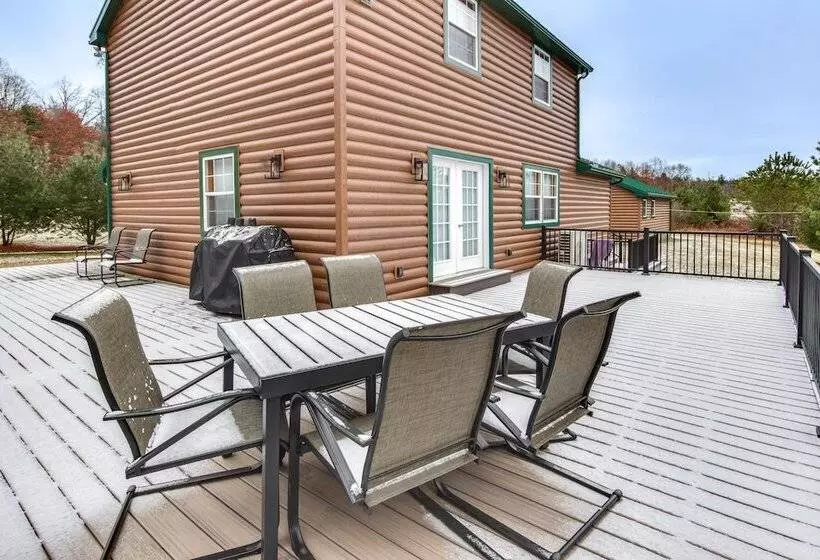 Houtzdale Home W/ Shuffleboard & Pickleball!