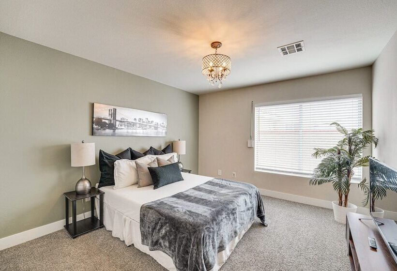 Spacious Henderson Home: 7 Mi To Vegas Strip
