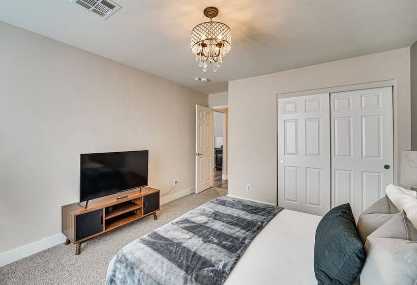 Spacious Henderson Home: 7 Mi To Vegas Strip