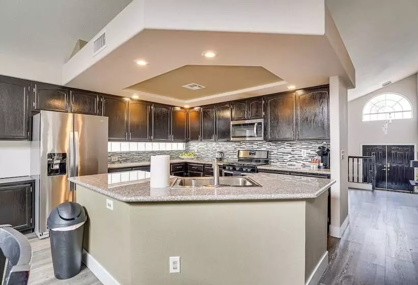Spacious Henderson Home: 7 Mi To Vegas Strip