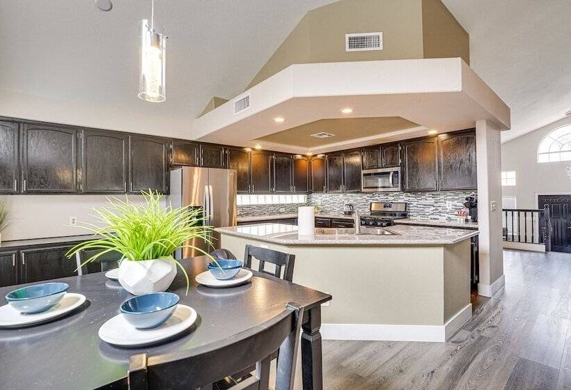Spacious Henderson Home: 7 Mi To Vegas Strip