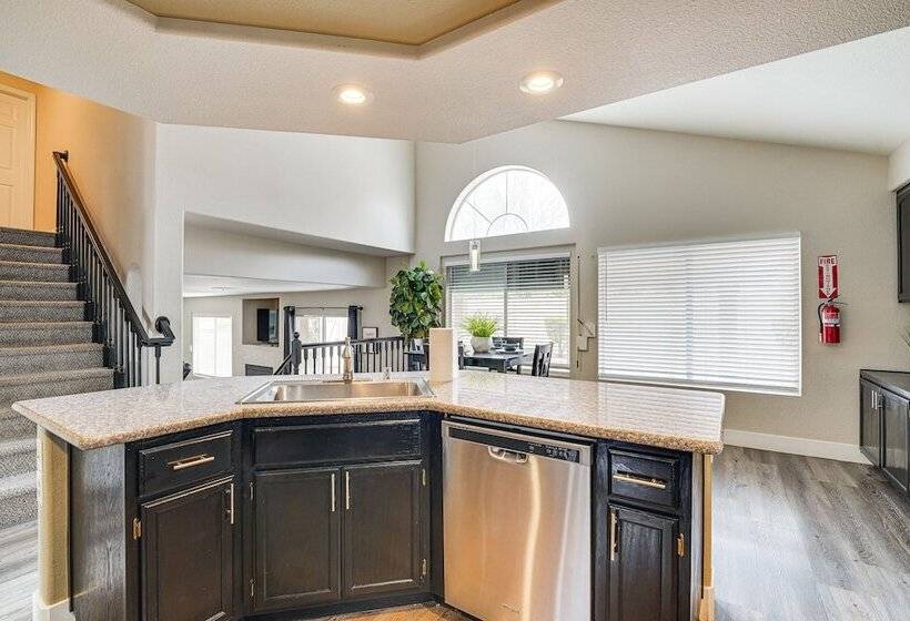 Spacious Henderson Home: 7 Mi To Vegas Strip