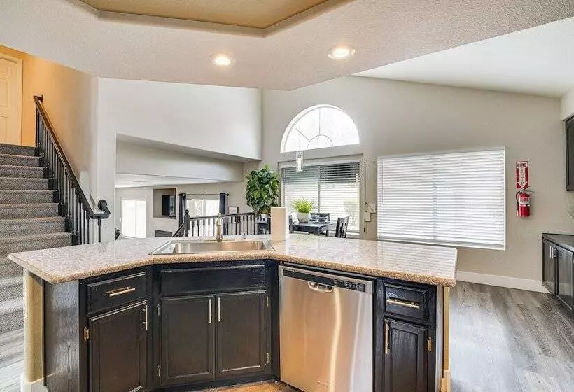 Spacious Henderson Home: 7 Mi To Vegas Strip