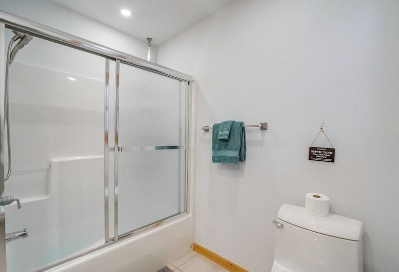 Stunning Waynesville Cabin W/ Hot Tub + Decks!