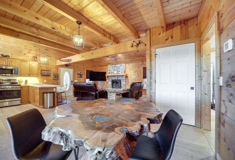 Stunning Waynesville Cabin W/ Hot Tub + Decks!