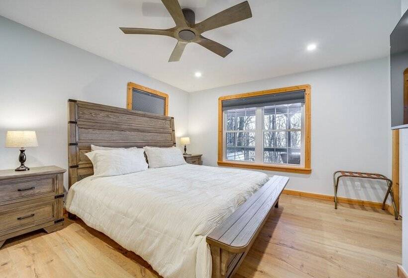 Stunning Waynesville Cabin W/ Hot Tub + Decks!