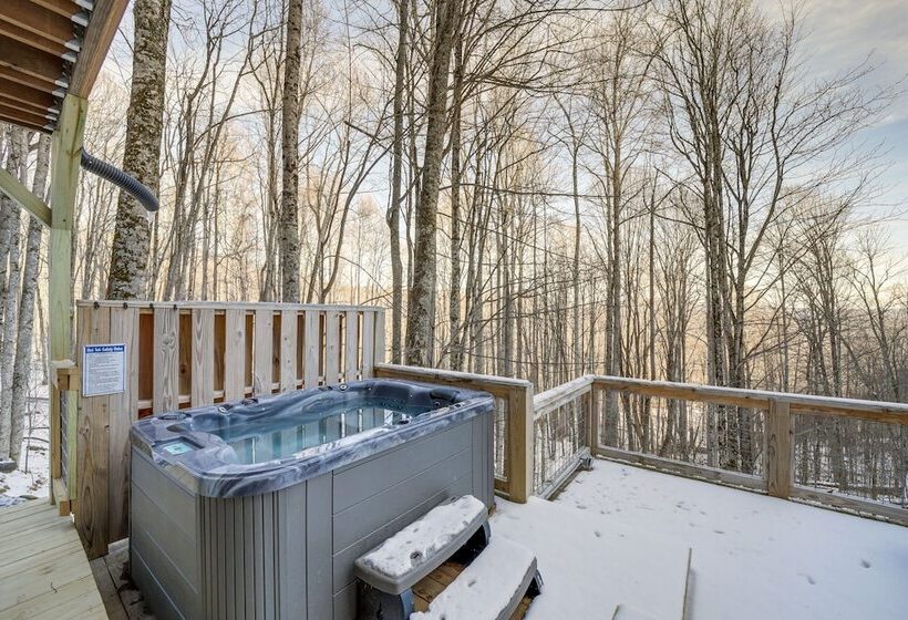 Stunning Waynesville Cabin W/ Hot Tub + Decks!