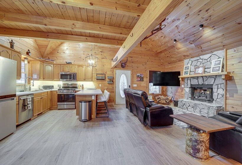 Stunning Waynesville Cabin W/ Hot Tub + Decks!