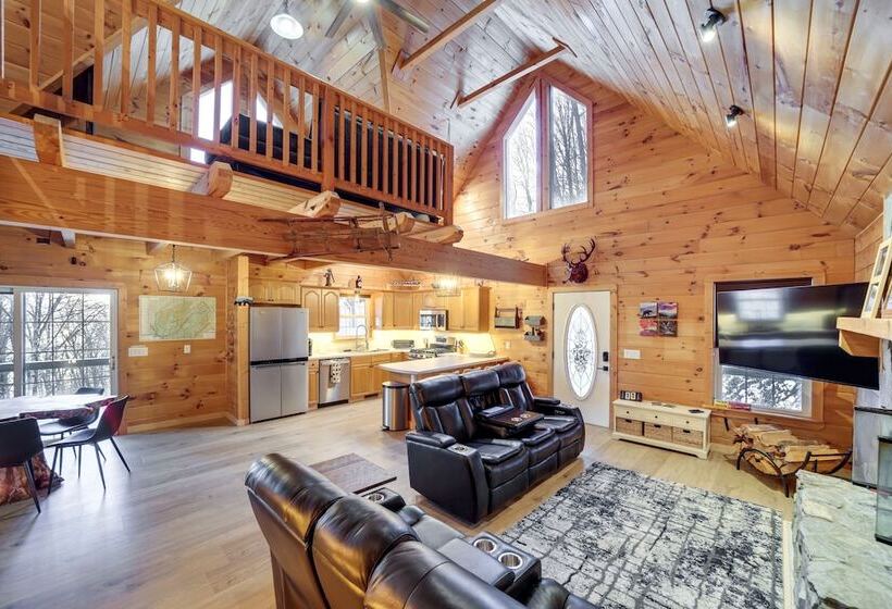 Stunning Waynesville Cabin W/ Hot Tub + Decks!