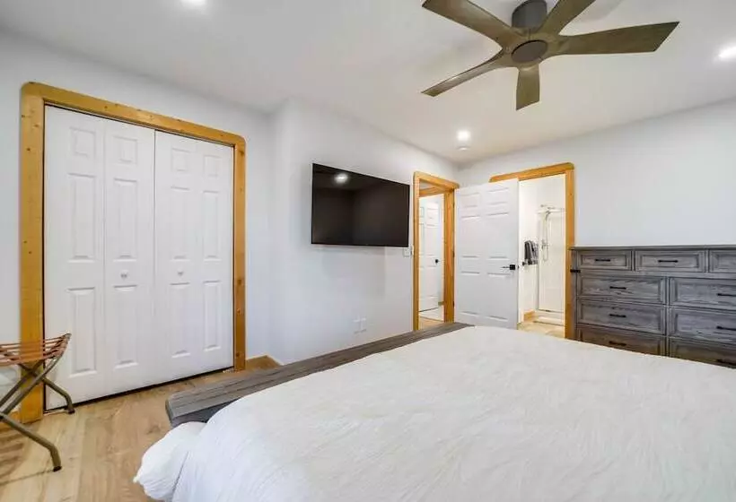 Stunning Waynesville Cabin W/ Hot Tub + Decks!