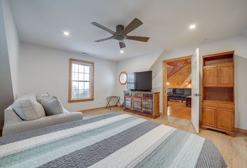 Stunning Waynesville Cabin W/ Hot Tub + Decks!