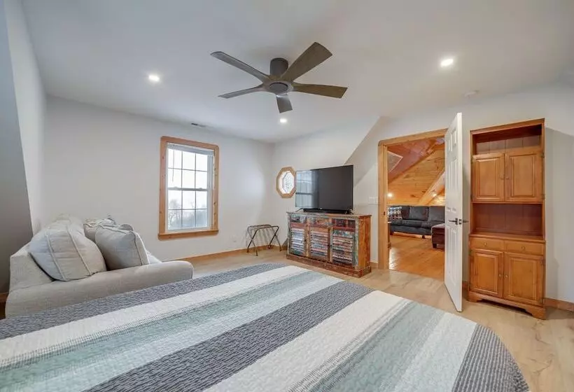 Stunning Waynesville Cabin W/ Hot Tub + Decks!
