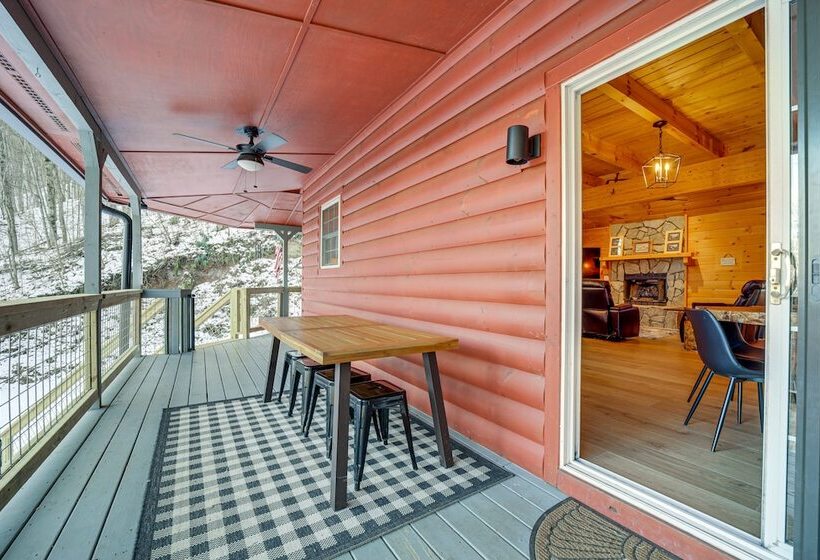 Stunning Waynesville Cabin W/ Hot Tub + Decks!