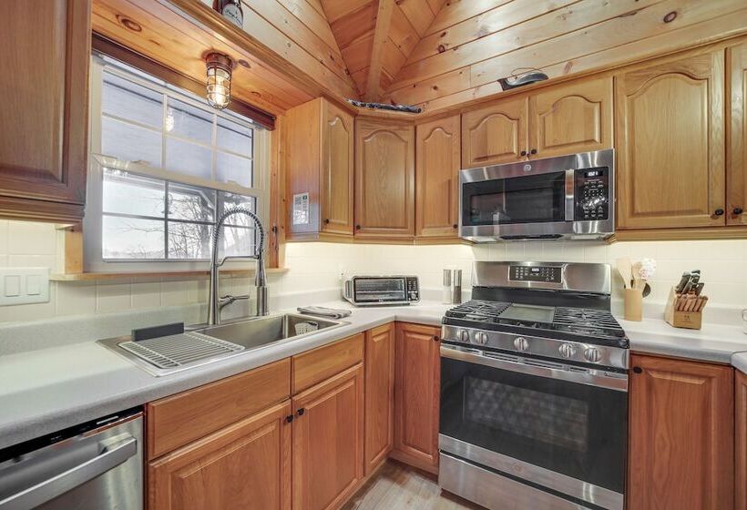 Stunning Waynesville Cabin W/ Hot Tub + Decks!