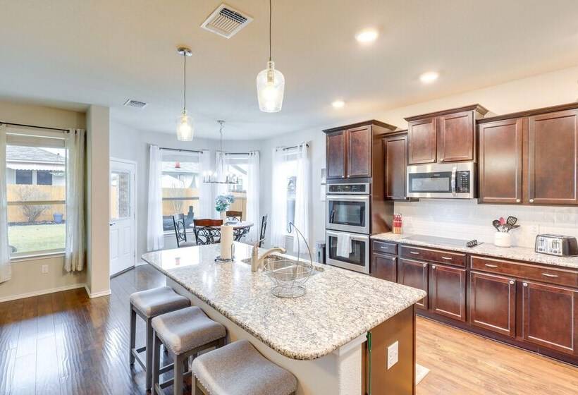 Sunny Temple Home W/ Yard ~ 9 Mi To College!