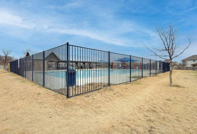 Sunny Temple Home W/ Yard ~ 9 Mi To College!