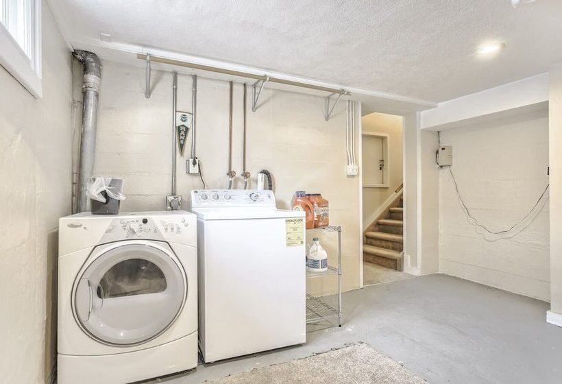 2br Central Location Big Backyard & Dog Friendly!