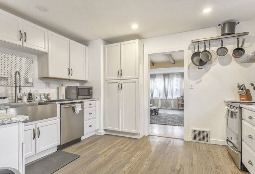 2br Central Location Big Backyard & Dog Friendly!