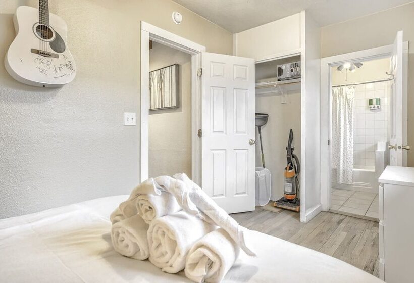 2br Central Location Big Backyard & Dog Friendly!