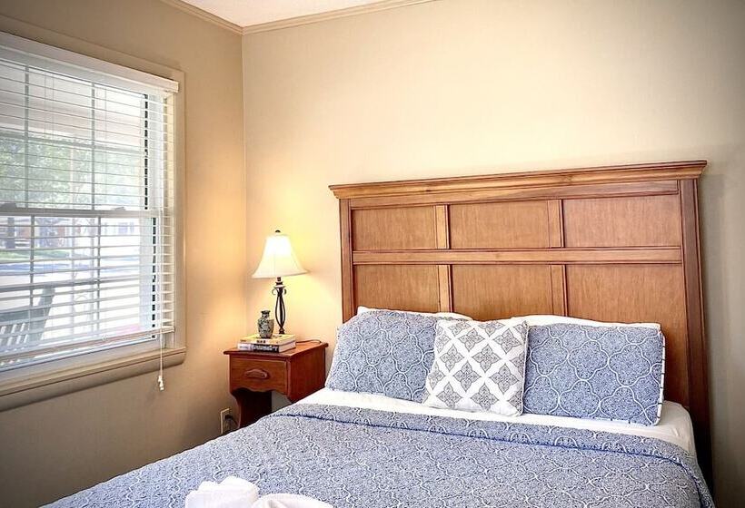 فندق Mount Sequoyah Center