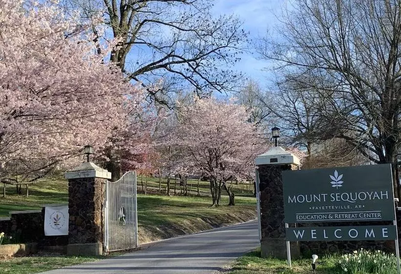 ホテル Mount Sequoyah Center