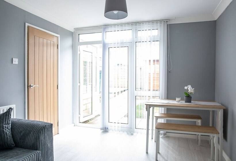 اقامتگاه Cosy Modern And Contemporary Home Close To Centre