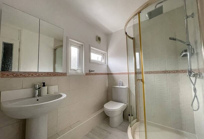 اقامتگاه Cosy Modern And Contemporary Home Close To Centre