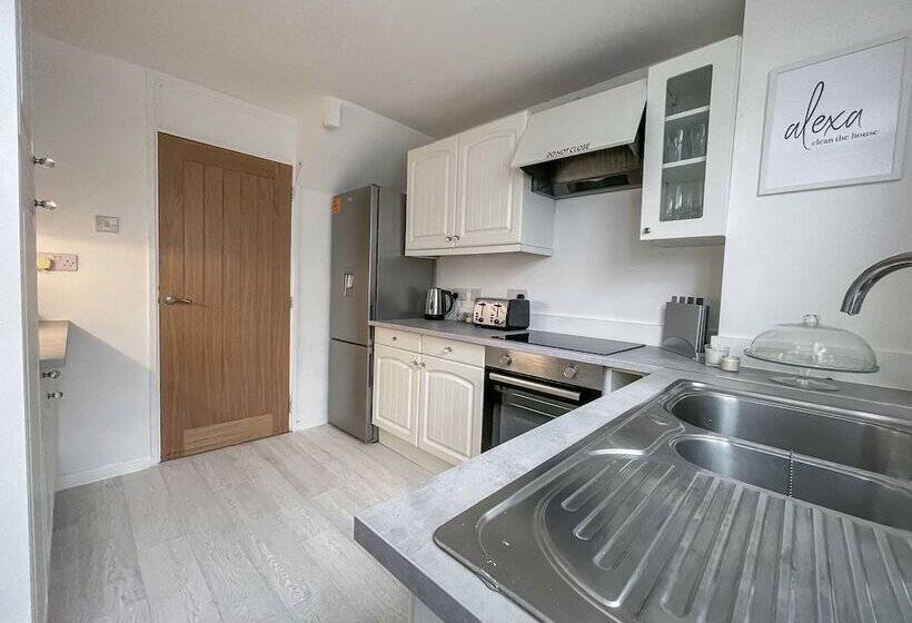 اقامتگاه Cosy Modern And Contemporary Home Close To Centre