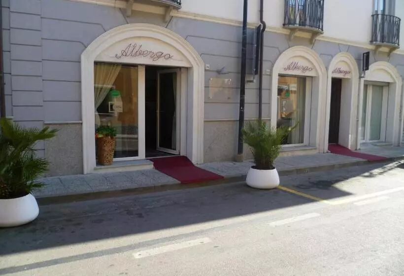 هتل Albergo Residenziale La Corte