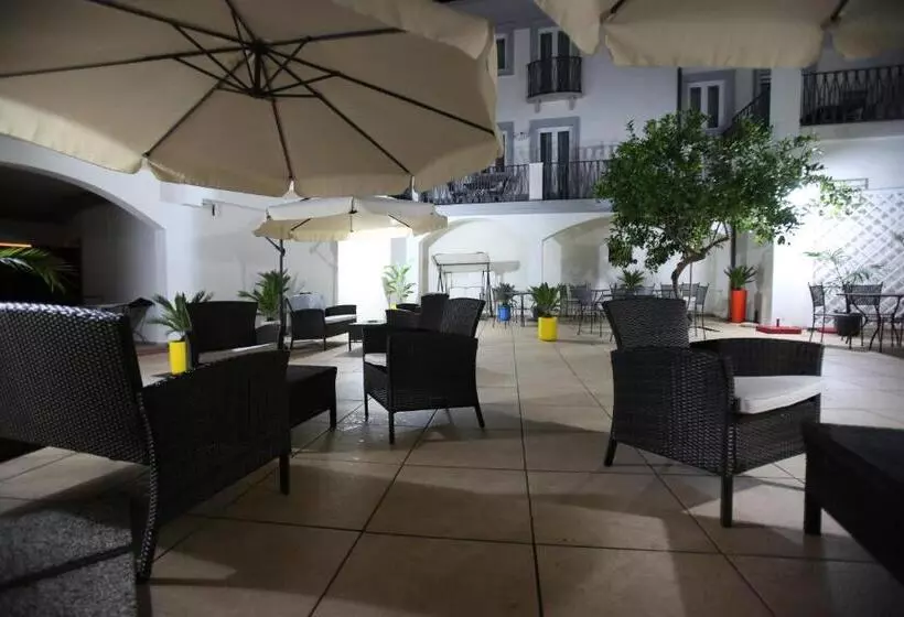هتل Albergo Residenziale La Corte