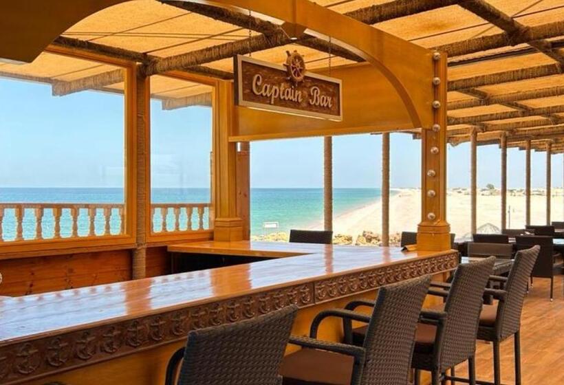 هتل Turtle Beach Resort