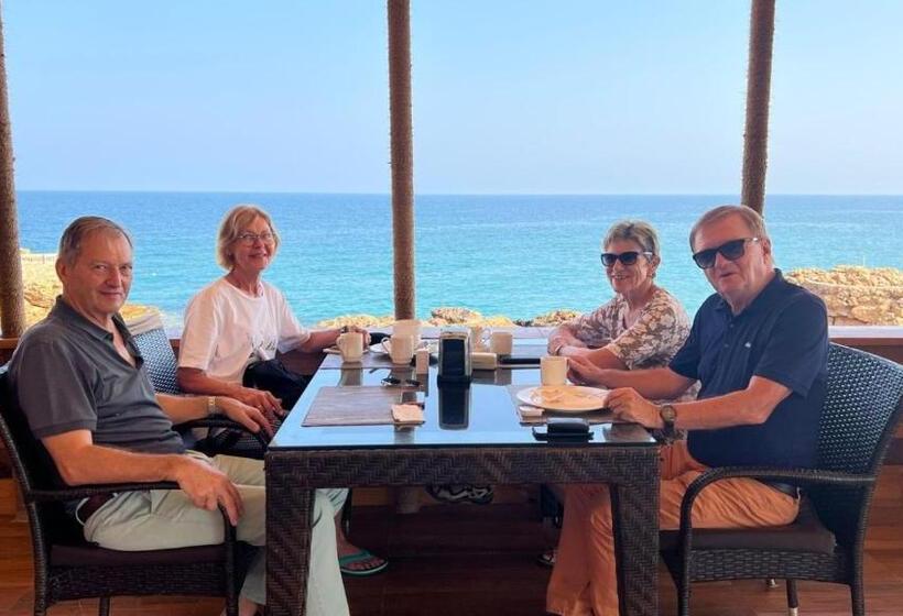 هتل Turtle Beach Resort