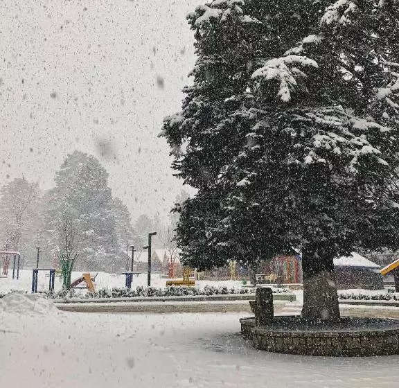 استراحتگاه Llogora Tourist Village