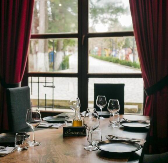 استراحتگاه Llogora Tourist Village