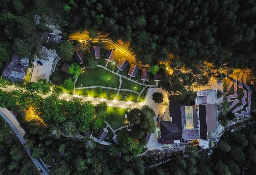 استراحتگاه Llogora Tourist Village