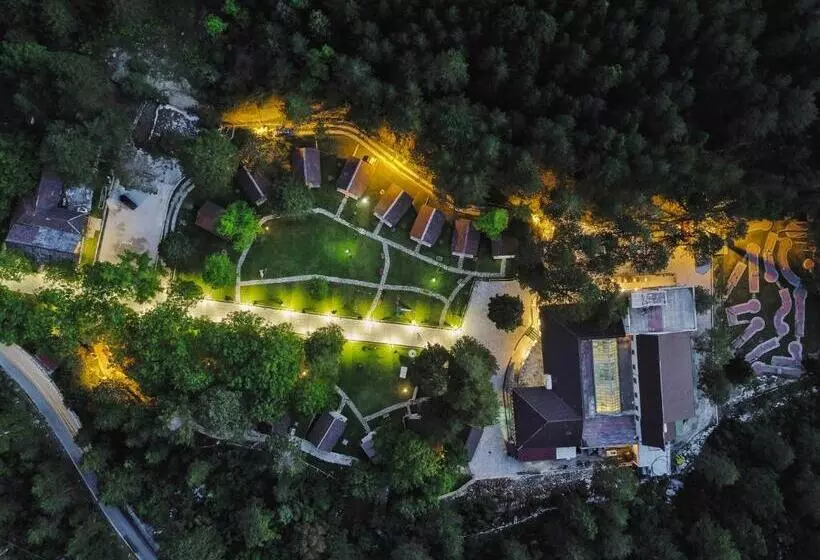 استراحتگاه Llogora Tourist Village