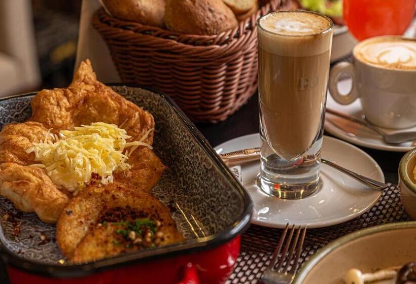 Castellum Hotel Hollókő