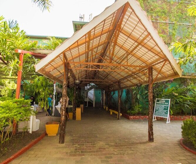 בית מלון כפרי The Hideaway