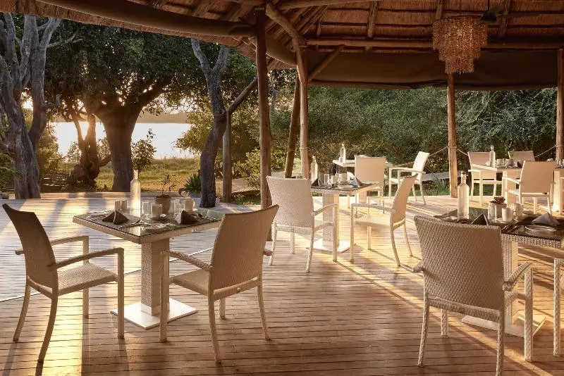 هتل Victoria Falls River Lodge