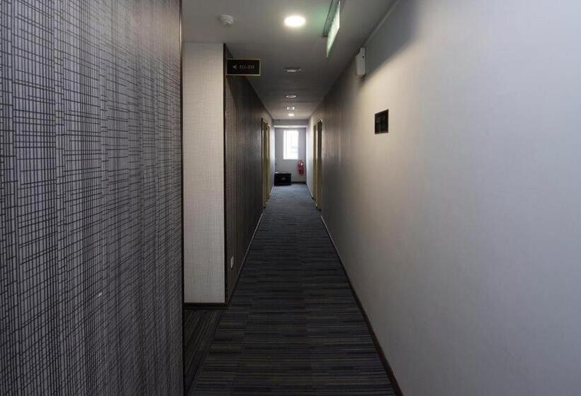 בית מלון כפרי Capital O 90903 Blue Bell